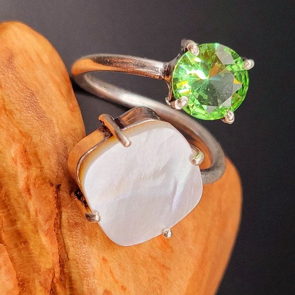 Mother of Pearl/Peridot Adjustable Ring - Silver Plated - NWT - Picture 2 of 8